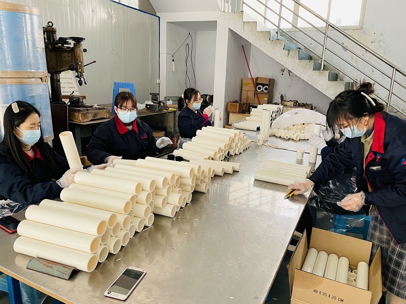 全員齊上陣，大批量活性炭濾芯趕制中